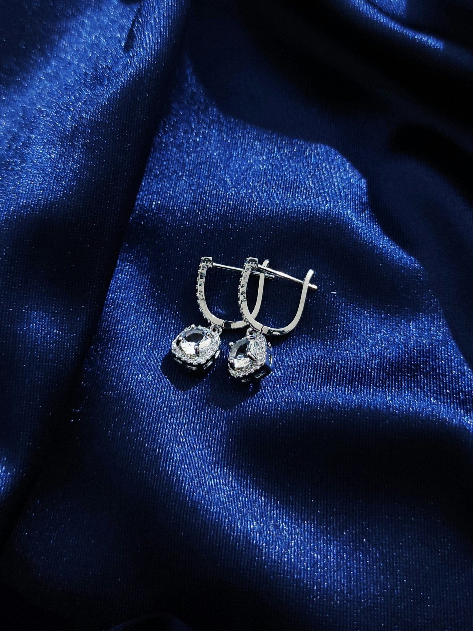 Luxe oorbellen met witte stenen () | AgiAnna