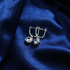 Luxe oorbellen met witte stenen () | AgiAnna